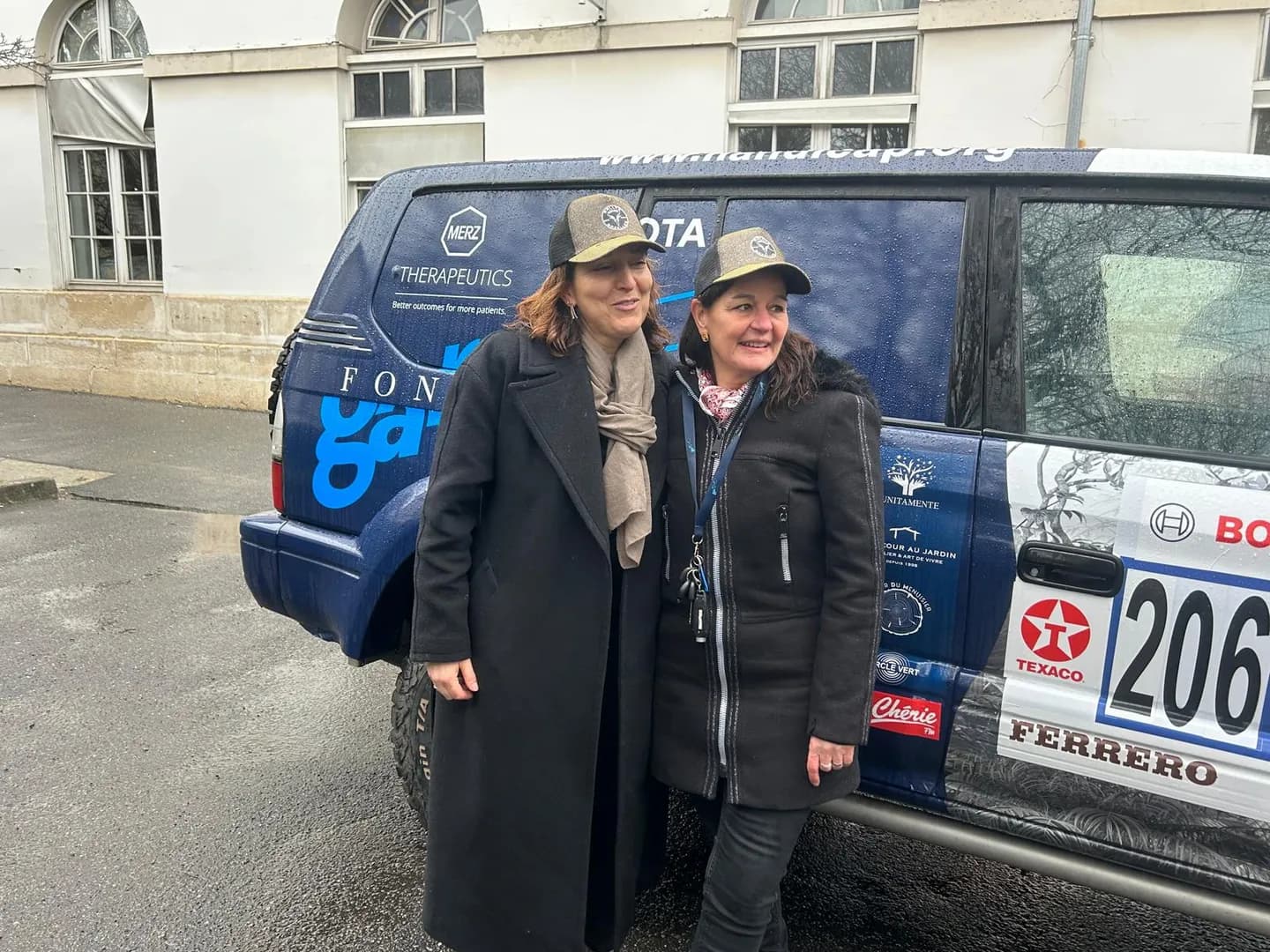 Sandra et Marina posant devant leur véhicule de rallye