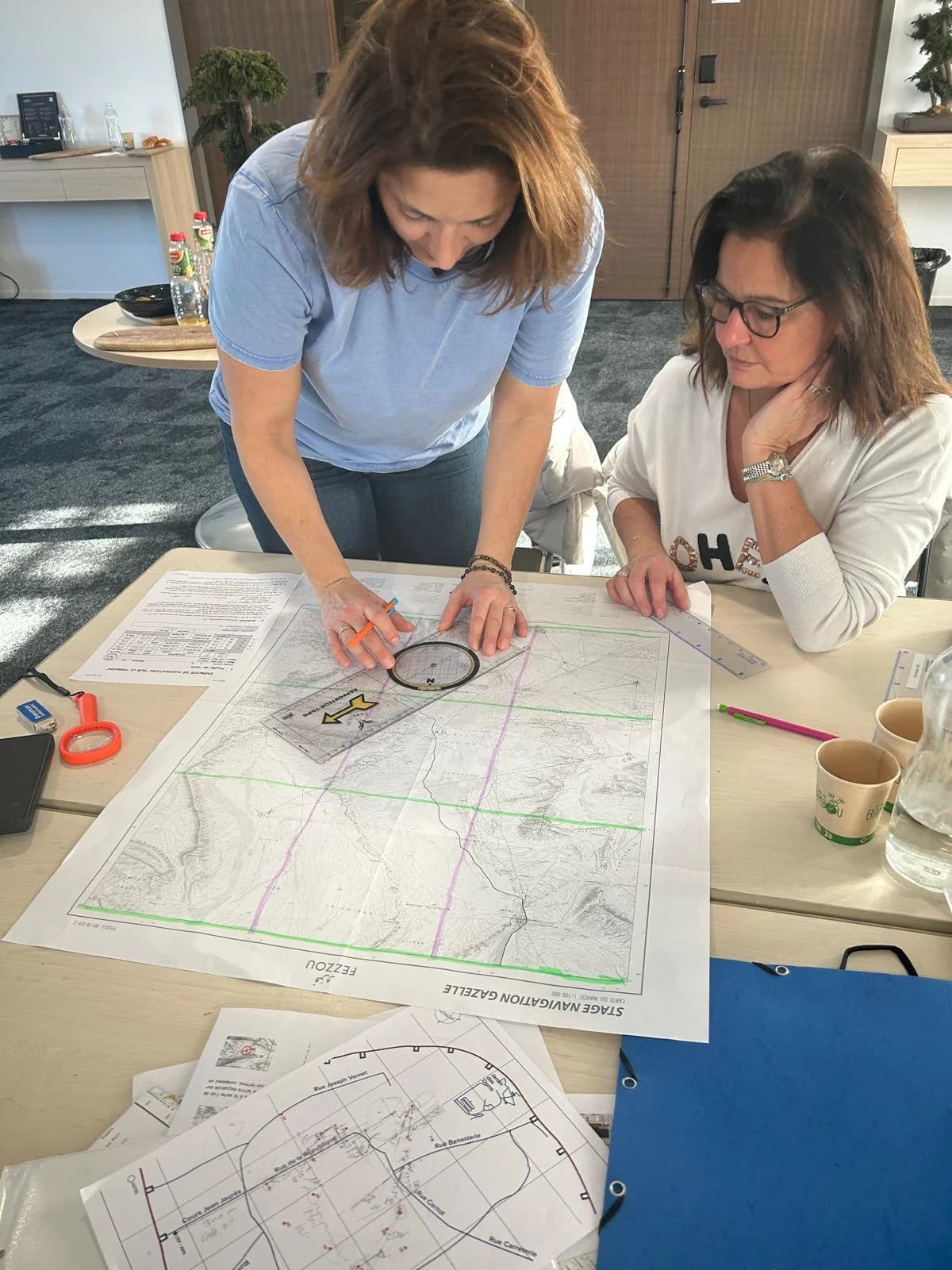 Concentration intense sur une carte topographique