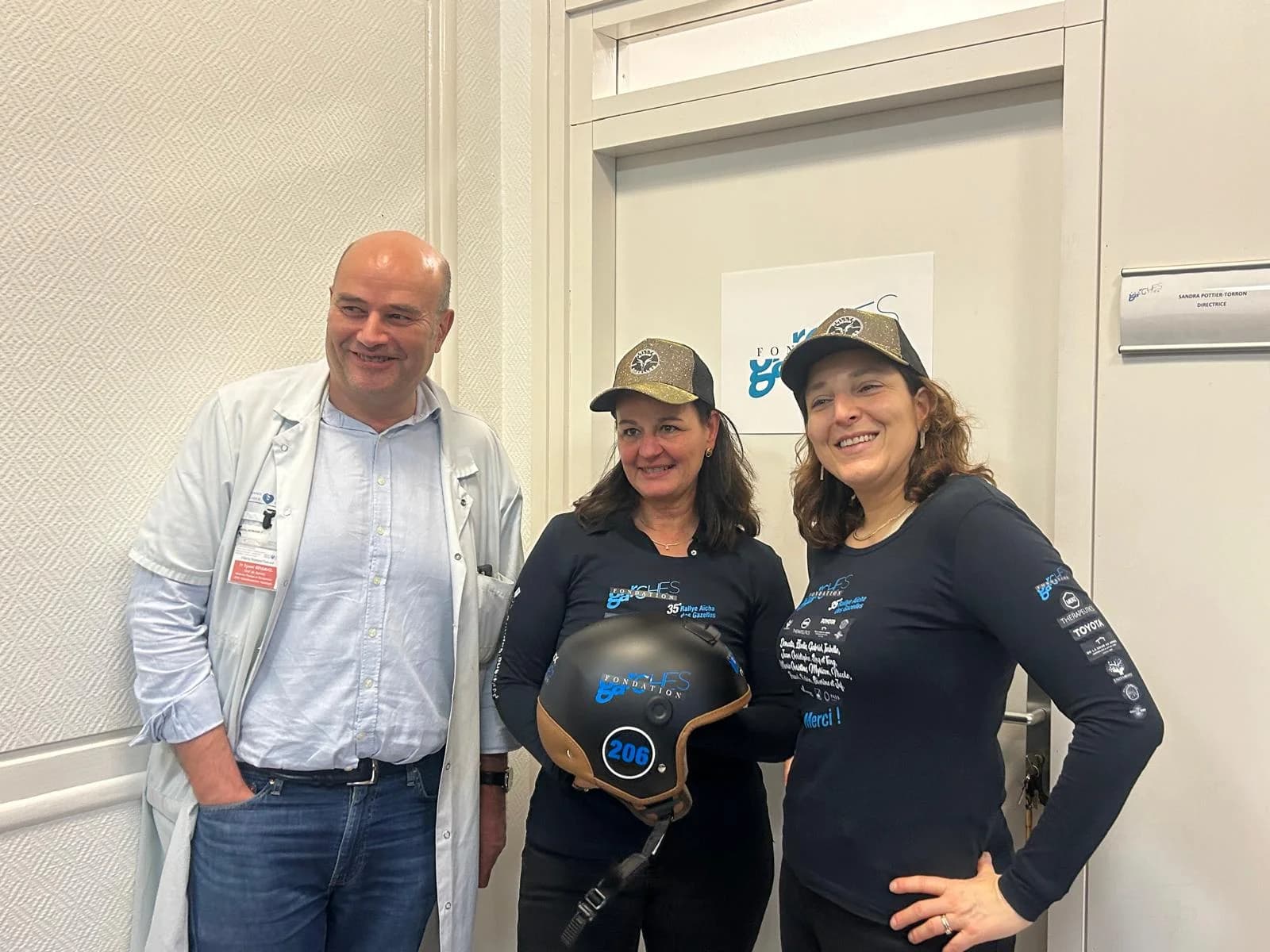 Équipe du rallye en discussion avec le médecin de course