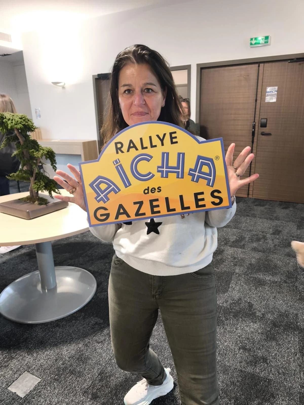 Une Gazelle devant un panneau indicateur du rallye