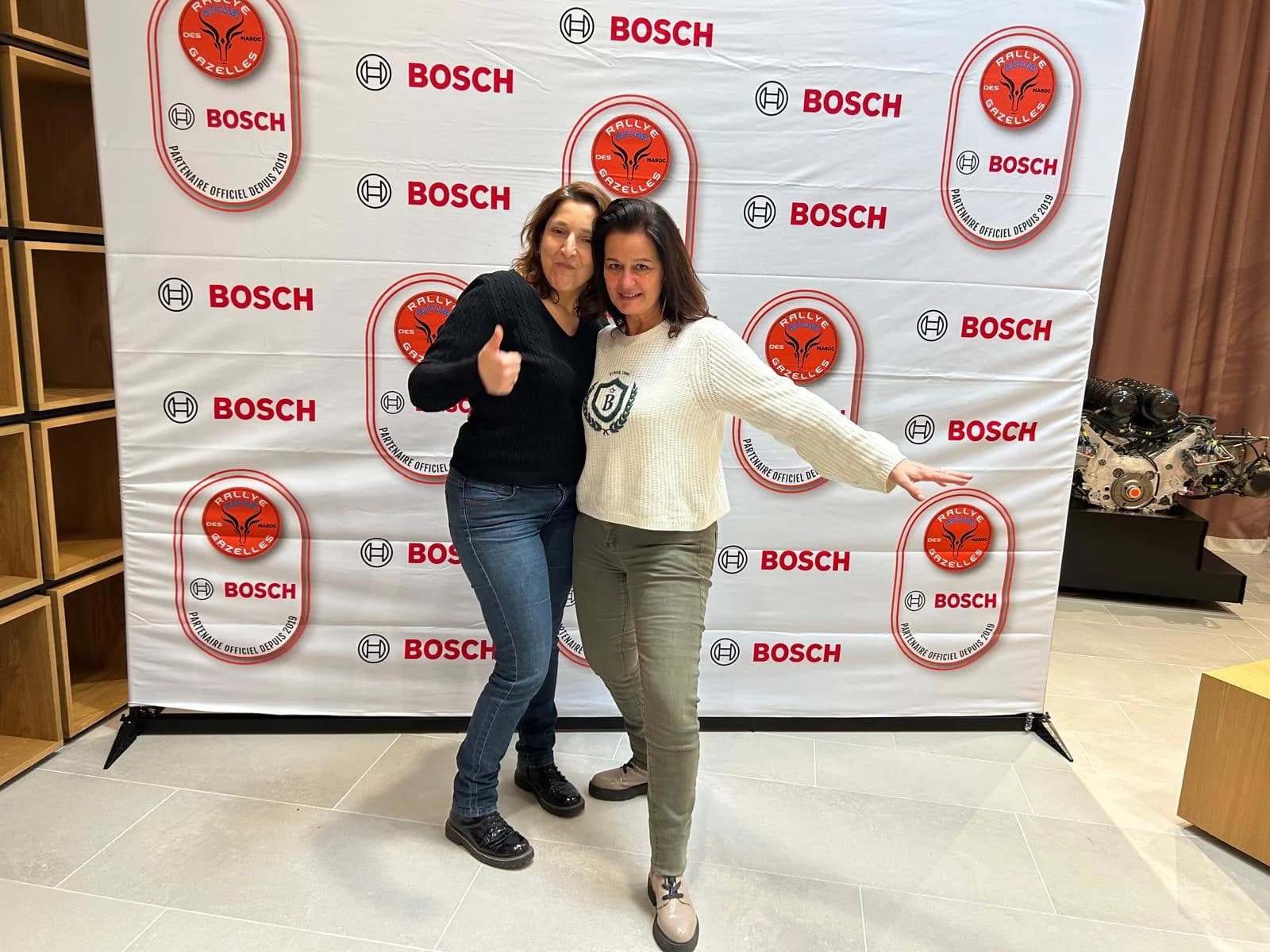 Photo d'équipe devant le stand Bosch, partenaire technique