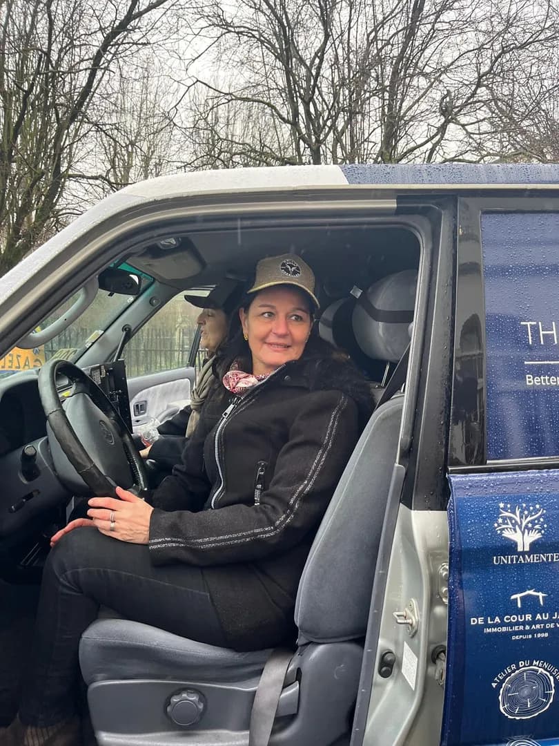 La portière du véhicule ornée des logos des sponsors