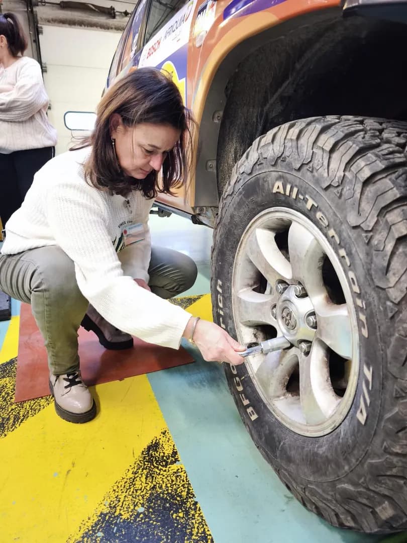 Vue rapprochée d'une roue tout-terrain dans le sable