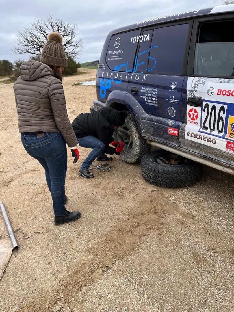 Le Toyota 4x4 en action sur une piste rocailleuse