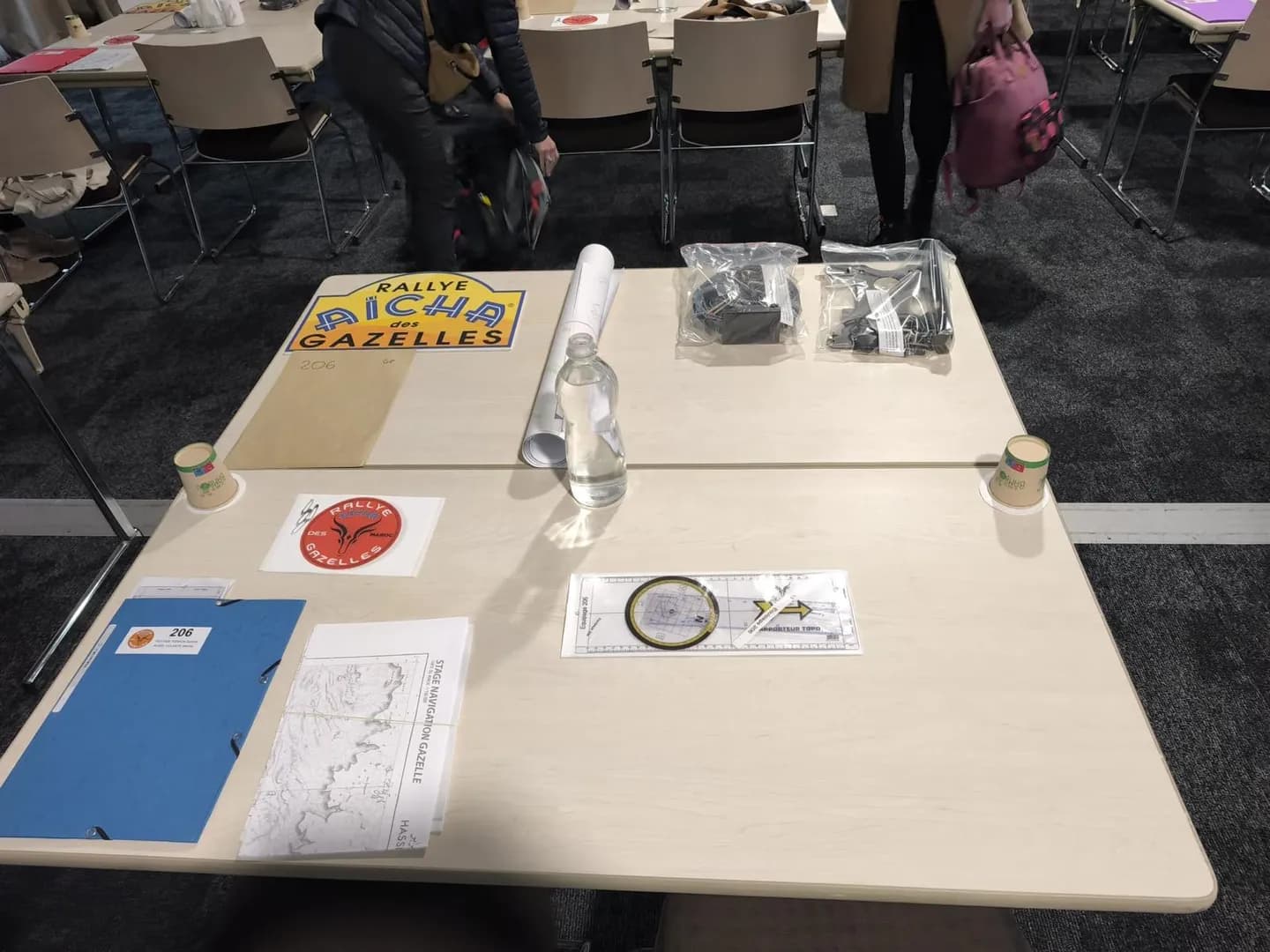 Briefing d'équipe autour d'une table avec des cartes