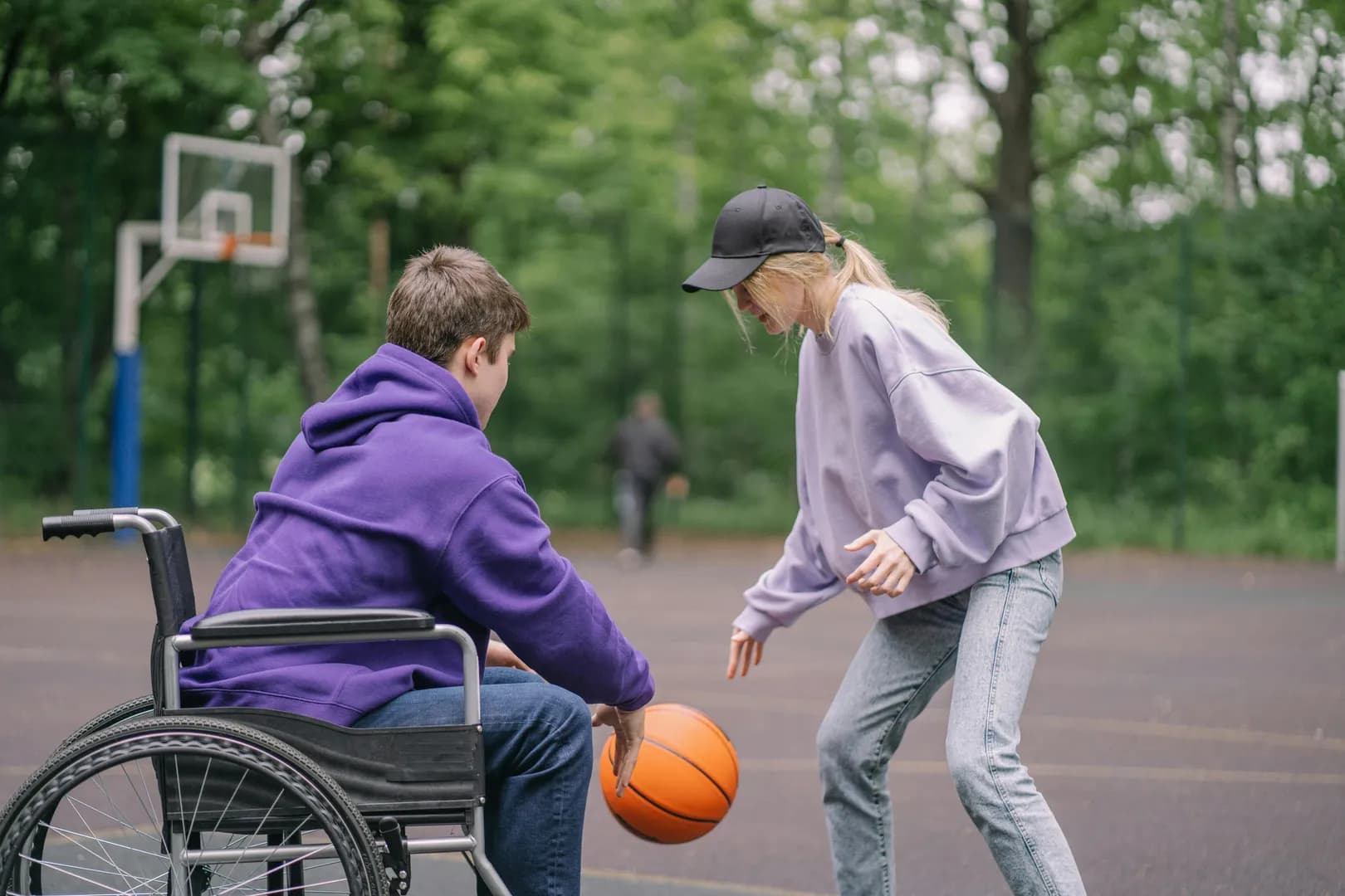 Joueur de basket en fauteuil roulant lors d'une compétition de rééducation sportive adaptée