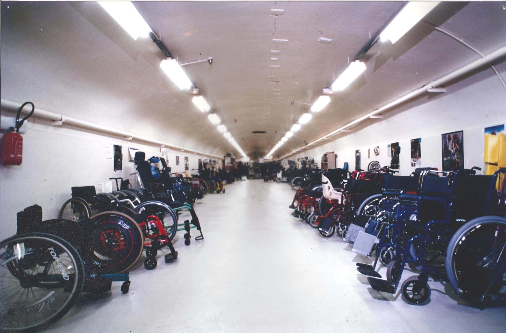 Joueur de basket en fauteuil roulant lors d'une compétition de rééducation sportive adaptée