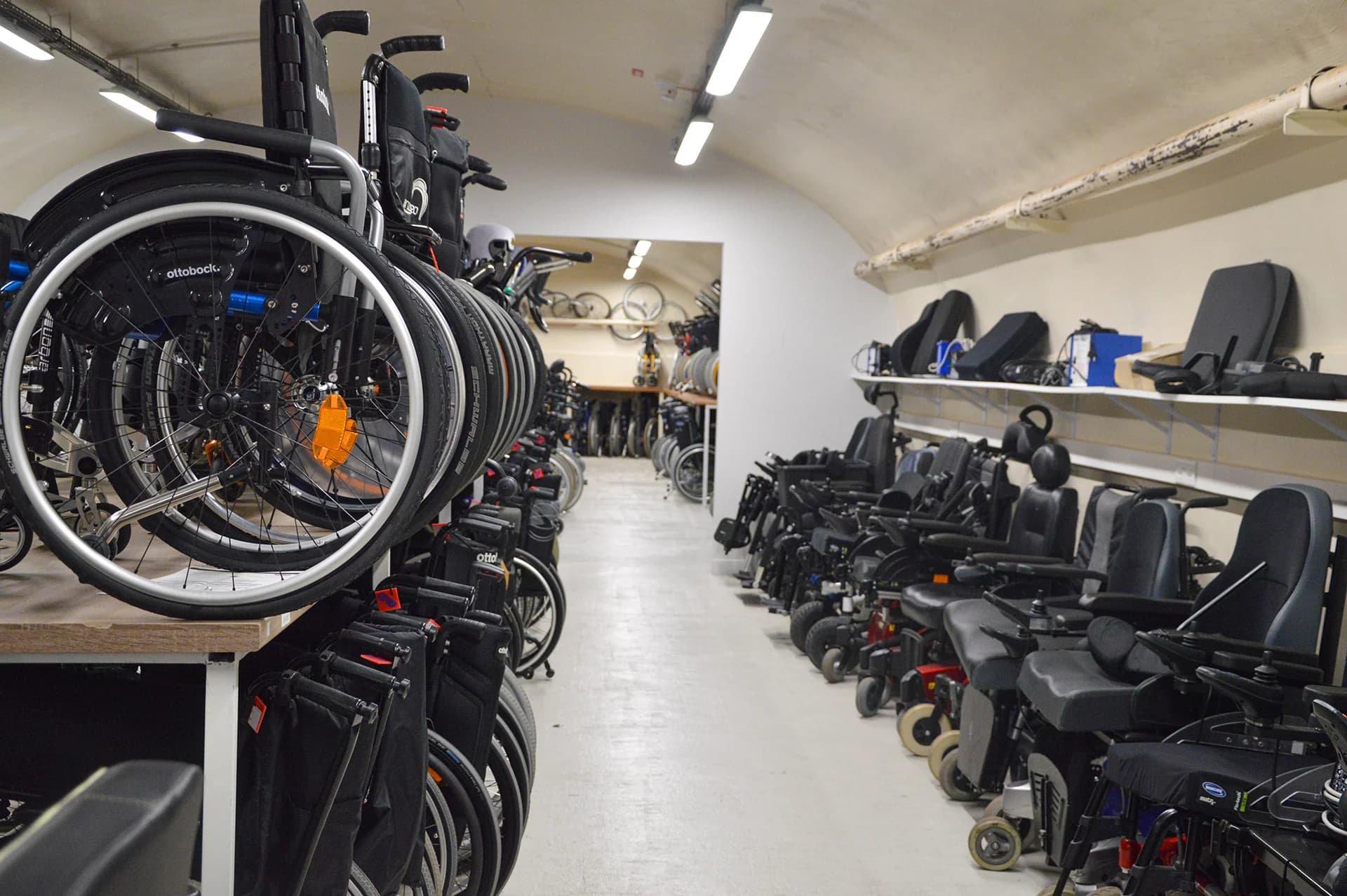 Personne en fauteuil roulant lors d'une activité de rééducation sportive adaptée, évoquant l'autonomie et le choix d'équipement