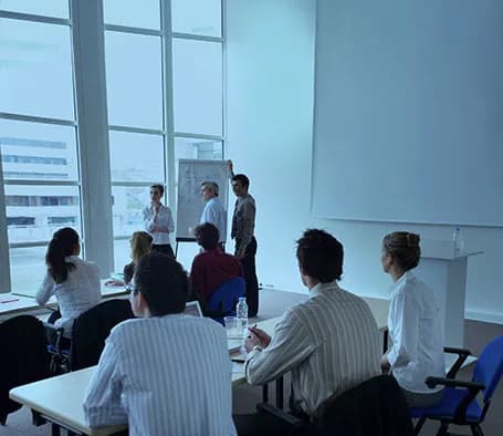 Atelier de formation avec animateur devant un tableau à feuilles mobiles