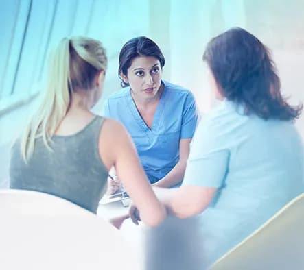 Personne en fauteuil roulant utilisant un équipement d'accessibilité pour franchir des escaliers