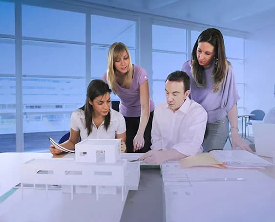 Plans et maquette d’architecture évoquant l’accessibilité et l’aménagement du logement.