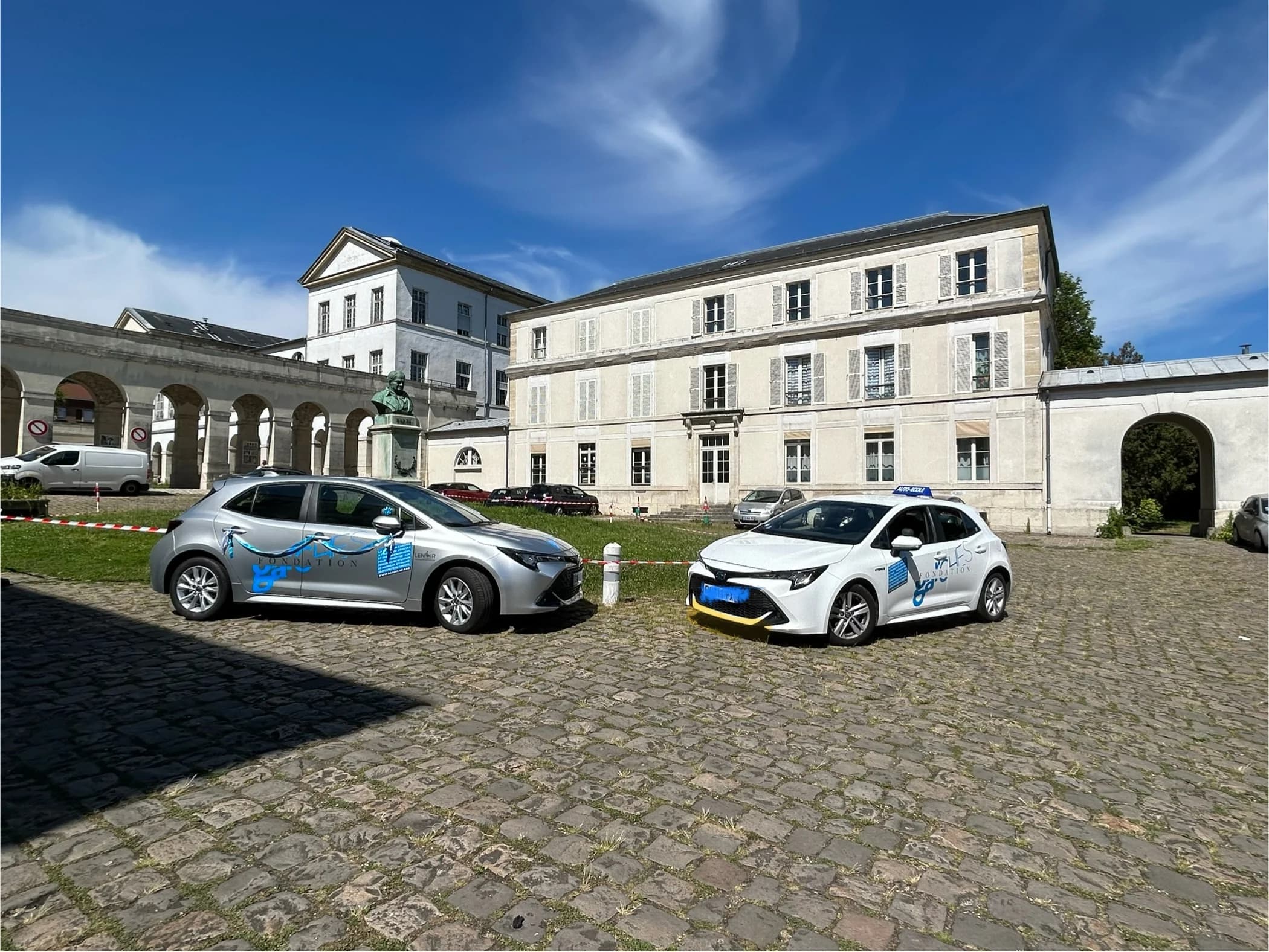 Salle de formation avec supports pédagogiques et échanges entre participants.